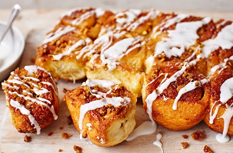 These wonderful lemon and pistachio buns are a tasty twist on cinnamon buns
