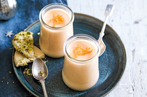 This simple recipe with grapefruit and pistachio shortbread is so light and creamy; the perfect refreshing dessert