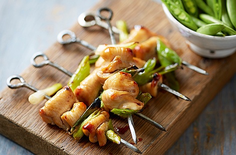 These grilled chicken skewers, served with a typically tangy sauce, are a culinary delight