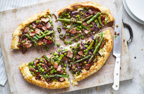 Give your picnic basket a bit of je ne sais quoi with this elegant French bake - buttery puff pastry is topped with a medley of spring vegetables, crispy bacon, creamy ricotta and fragrant herbs.