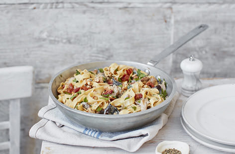 A wonderfully satisfying creamy dish packed with smoky bacon, mushrooms and a rich Gorgonzola cheesesauce, finished off with a sprinkling of toasted walnuts for added bite