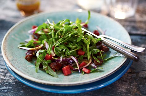 The strong flavours of chorizo and rocket really pack a punch in this lovely Spanish salad, which also includes red onion and red pepper, while the sweet and tangy honey and mustard dressing makes the whole thing zing!