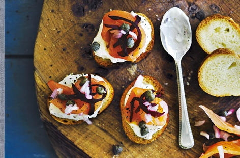 Forget sausages on sticks, impress guests with every mouthful of these tasty bites! Smoked salmon tartare is a classic and elegant appetizer that is both quick to prepare and cook, making it the perfect party food.