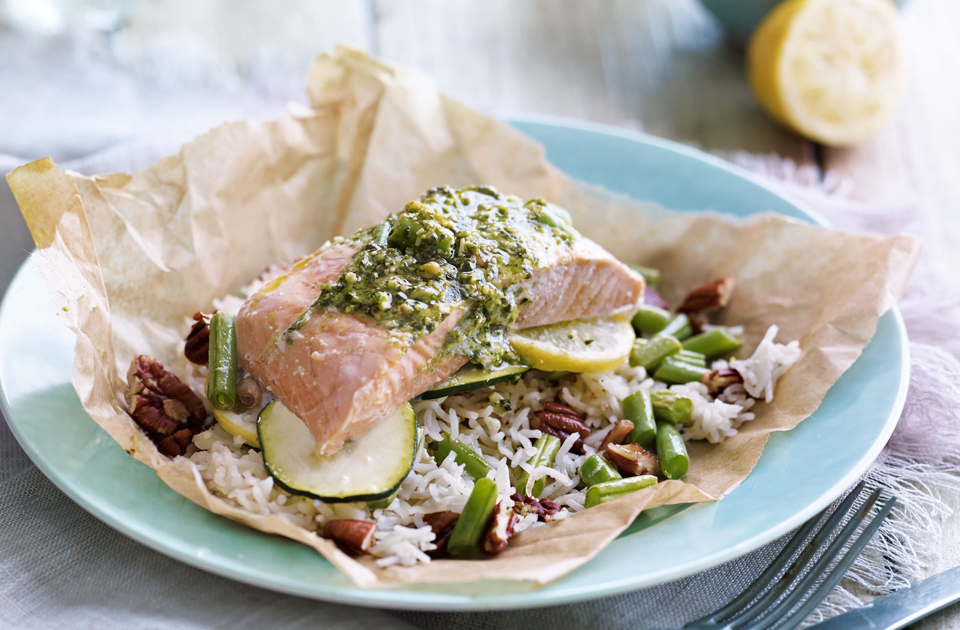 Pesto salmon parcels with green beans recipe