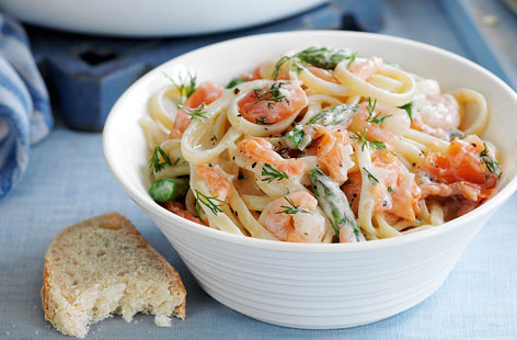 Smoked salmon and prawn linguine recipe