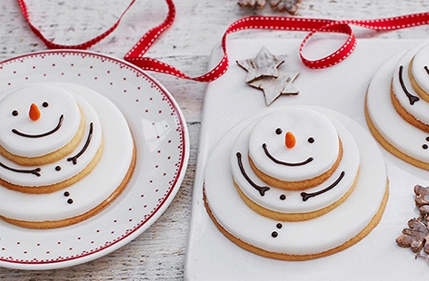 Count down to Christmas with these warm, doughy snowmen biscuits. From cutting out the rounds for the body to making tiny carrot noses out of orange icing, you'll love getting stuck in - and tucking in afterwards!