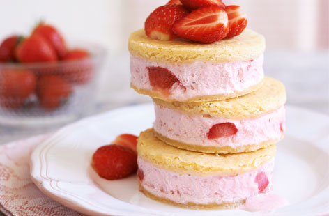 Strawberry frozen  yogurt sandwiches recipe