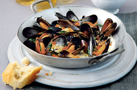 Steamed mussels with tarragon cream recipe