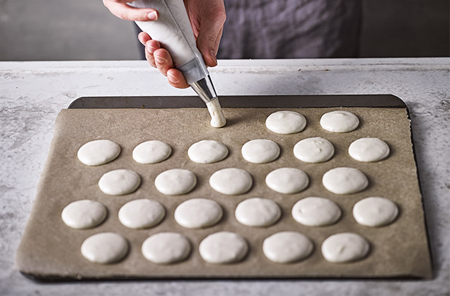 Pipe the macarons