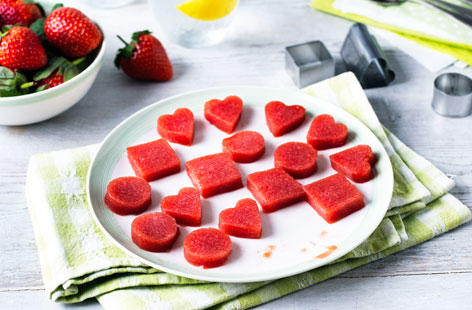 Guilt-free gummy sweets? Check! This healthy snack is made with fresh strawberries and runny honey