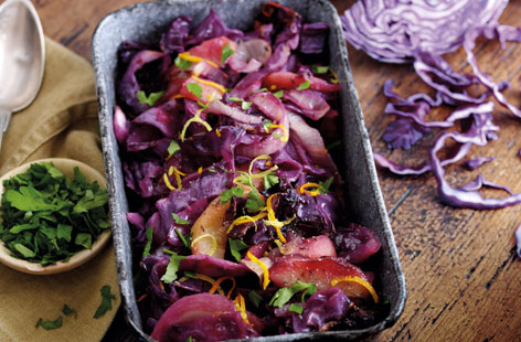 Add a touch of the sweet and sour to your dinner table with this bright and beautiful dish: red cabbage and apple, baked with cider vinegar, sugar and spices. Delicious on its own or with a big pile of sausages.
