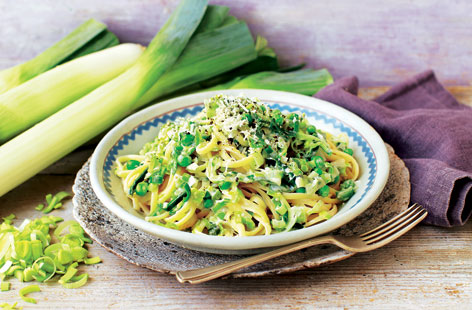 This colourful Italian dish makes a hero of gorgeously fresh leeks. Combined with linguine, fresh herbs and cream; it’s a mouthwatering seasonal dish that can be ready in under 30 minutes