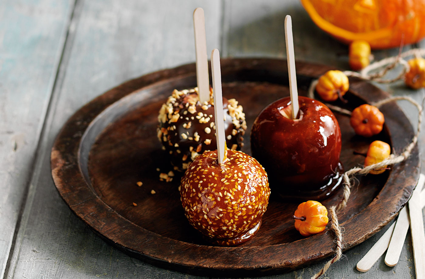 Toffee apples with chocolate, hazelnuts and sesame seeds recipe