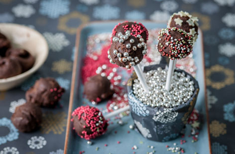 These cute chocolate truffles displayed in a decorated flowerpot will make a wonderful gift for family and friends.