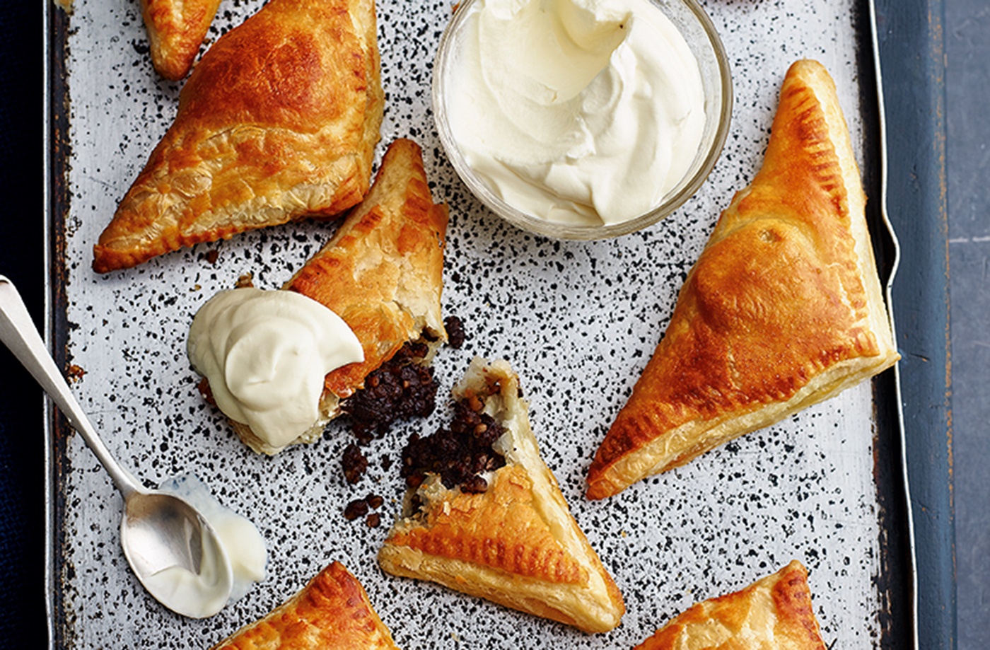 Chocolate, mascarpone and hazelnut puff pies recipe