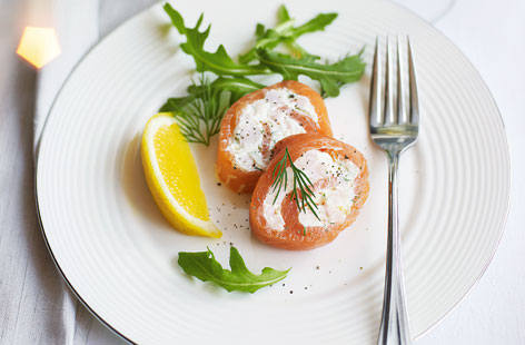 Smoked salmon roll with lemon, dill and prawns recipe