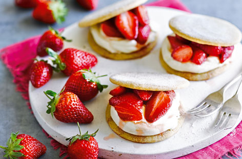 Strawberries and cream sandwiched between sugary sweet shortbread biscuits, a flavour combination that never fails to please