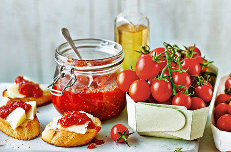 Add a tangy and fiery spin to your picnic with this vibrant chutney.
